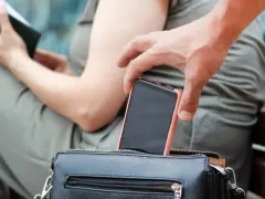 Sprytny złodziej próbuje ukraść telefon. Dowiedz się, jak namierzyć telefon komórkowy przez internet, zanim zniknie.