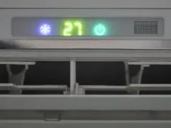 Aire acondicionado a 27 grados en verano. El indicador muestra un copo de nieve, la temperatura y el botón de encendido.