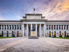 Przed imponującym muzeum sztuki w Madrycie, z rzeźbą artysty na czele, rozciąga się kamienny plac.