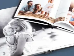 Otwarta fotoksiążka i fotoalbum prezentują rodzinne chwile: mama z dzieckiem na plaży, rodzice z córką.