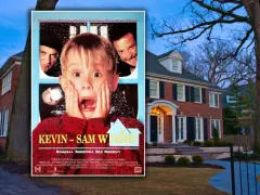 Plakat "Kevin - Sam w domu" obok domu, gdzie obejrzeć ten świąteczny hit.