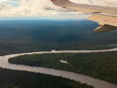 Widok z samolotu na Amazonkę, najszerszą rzekę świata, wijącą się przez gęstą dżunglę.