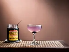 En elegant aviation drink med en burk Luxardo maraschino-körsbär, redo att förhöja smaken.