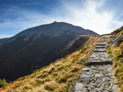 Kamienna ścieżka prowadzi na szczyt Śnieżki. Karkonosze szlaki oferują piękne widoki.