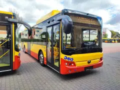 Nowe autobusy Yutong w barwach żółto-czerwonych stoją na placu.