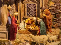 Szopka z figurkami. Maryja pochyla się nad Dzieciątkiem Jezus, obok klęczą Trzej Królowie. Czy już wiesz, Mario, co im podarować?