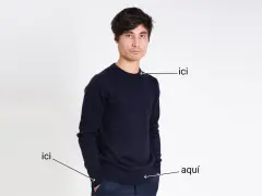 Un homme porte un pull bleu marine. Le tissu pul endroit envers est visible sur le bord du pull.