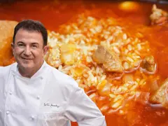 Chef Dani García sonríe junto a un plato de arroz meloso con trozos de atún y carne.