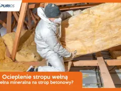 Ocieplenie stropu betonowego wełną mineralną. Pracownik w kombinezonie montuje izolację w poddaszu.