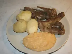 Kotlety jagnięce z ziemniakami i puree jabłkowym, klasyczne danie kuchni norweskiej.