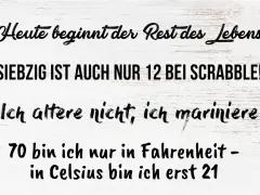 Lustige Sprüche zum 70. Geburtstag auf weißem Holzgrund.