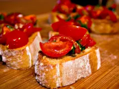 Knuspriges Brot mit frischen Tomaten und Basilikum – ein authentisches italienisches rezept bruschetta original italienisch.