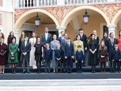 Carolina di Monaco e la sua famiglia posano in un cortile.