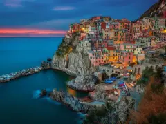 Kolorowe domy Cinque Terre, Włochy, w blasku zachodzącego słońca. Idealne miejsce na wycieczkę do Włoch.