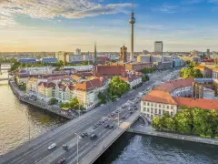 Widok na Berlin z wieżą telewizyjną i katedrą. Wyobraź sobie podróż pociągiem z Krakowa do Berlina, podziwiając takie krajobrazy.