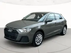 Audi A1 in un elegante color titanio, con linee moderne e cerchi in lega argentati.