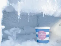Eisige Eiszapfen hängen über einem Eiscremebecher. Das zeigt, was bedeutet no frost: keine Eisbildung, nur gefrorene Köstlichkeiten.