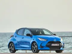Niebieski Toyota Yaris z czarnym dachem, idealne jakie auto do 50 tys. na wakacyjne wyjazdy nad morze.