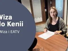 Kobieta przy biurku omawia wiza do Kenii. Informacje o eWizie i EATV.