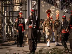 Żołnierze w barwnych mundurach, z pióropuszami na głowach, podczas ceremonii na granicy. To widok, który może przypominać o tym, co można przywieźć z Indii – wspomnienia i dumę.