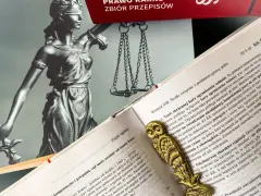 Miesiąc pozbawienia wolności ile to dni? Statua Temidy i kodeks karny przypominają o tym, że kara może być skrócona.