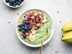 Grön smoothiebowl med blåbär, banan och granola. Ett perfekt proteinrikt mellanmål för en energifylld dag.