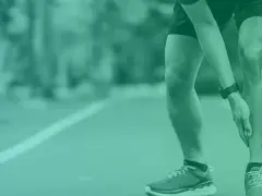 Löpare med smärta i vaden, som kan tyda på rehab benhinneinflammation.