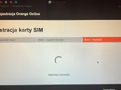 Na ekranie komputera trwa rejestracja karty SIM w Orange Online. Widoczny jest trzeci krok: Rejestracja.