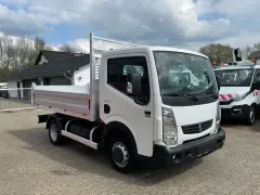 Biały Renault Maxity z otwartą skrzynią ładunkową stoi na placu. W tle budynek i inne pojazdy.