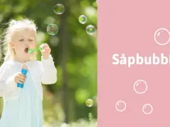 Liten flicka blåser stora såpbubblor i en grönskande trädgård. Kanske hon följer ett recept för extra stora bubblor!
