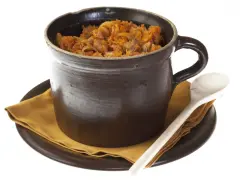 Tradycyjny bigos w glinianym naczyniu, gotowy do spożycia. Zastanawiasz się nad bigos kcal?