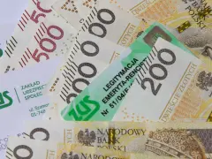 ZUS i polskie banknoty 200 i 500 zł. Legitymacja emeryta-rencisty ZUS leży na pieniądzach.