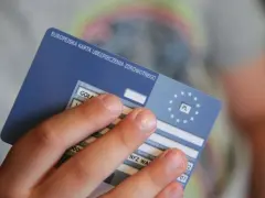 Karta EKUZ daje dostęp do niezbędnej opieki medycznej podczas podróży po Europie.