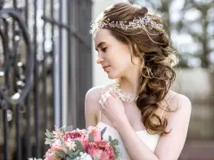 Upięta fryzura glamour z ozdobami z pereł i kryształków, delikatny bukiet róż i piwonii.