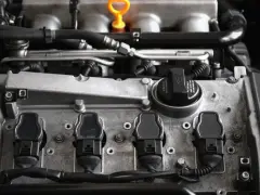 Silnik Volkswagena z widocznymi cewkami zapłonowymi. Błąd DTC P0030 może wskazywać na problem z sondą lambda.