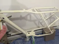 Nyligen sprayad cykelram i en ljusgul nyans, redo för nya äventyr.