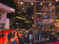 Roter Teppich vor dem Berlinale Palast, wo die Stars bei den Filmfesten in Berlin eintreffen. Menschenmassen und Kameras warten auf die Ankunft.