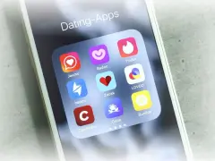 Smartphone-Bildschirm mit Icons verschiedener Dating-Apps wie Tinder, Badoo und Lovoo.