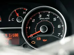 Na desce rozdzielczej świeci się ikonka silnika, obok wskaźnika obrotów i temperatury.