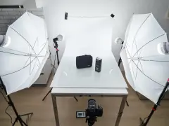 Profesjonalne oświetlenie do zdjęć w domu: dwa parasole fotograficzne, lampy i aparat. Idealna jaka lampa do zdjęć w domu.