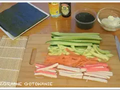 Składniki do sushi: nori, ryż, łosoś, paluszki krabowe, awokado i ogórek. Zobacz, jak pokroić ogórka do sushi, by rolki były idealne.