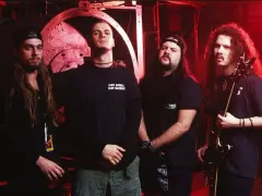 Les membres de Pantera posent ensemble, prêts à faire trembler les murs avec leur musique.
