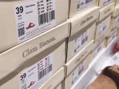 Pudełka z obuwiem Clara Barson. To marka oferująca stylowe i wygodne buty, dostępne online.