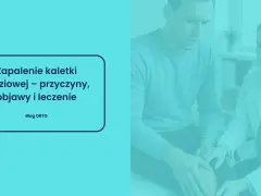 Lekarz bada kolano pacjenta. Na ekranie tekst: "Zapalenie kaletki maziowej – przyczyny, objawy i leczenie".