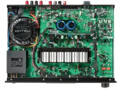 Wnętrze wzmacniacza Rotel A14 MKII z dużym transformatorem i zieloną płytką drukowaną.