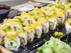 Pyszne rolki sushi z mango i awokado, idealne na letnie popołudnie. Szukasz tykwa przepisy? Te rolki to świetny pomysł!
