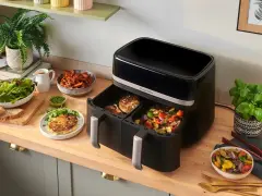 Dania z airfryer: chrupiące warzywa i kalafior na talerzu, obok frytki z batatów. Zdrowo i pysznie!