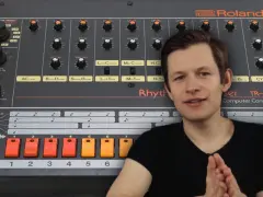 Mężczyzna obok legendarnego automatu perkusyjnego Roland TR-808. Poznaj tajemnice 808 co to za sprzęt!