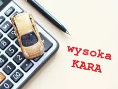 Złoty samochodzik na kalkulatorze, obok długopis. Napis "wysoka KARA" sugeruje, że pcc-3 po terminie może oznaczać wysokie koszty.