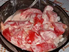 Mizeria z pomidorów w kremowym sosie, gotowa do podania.